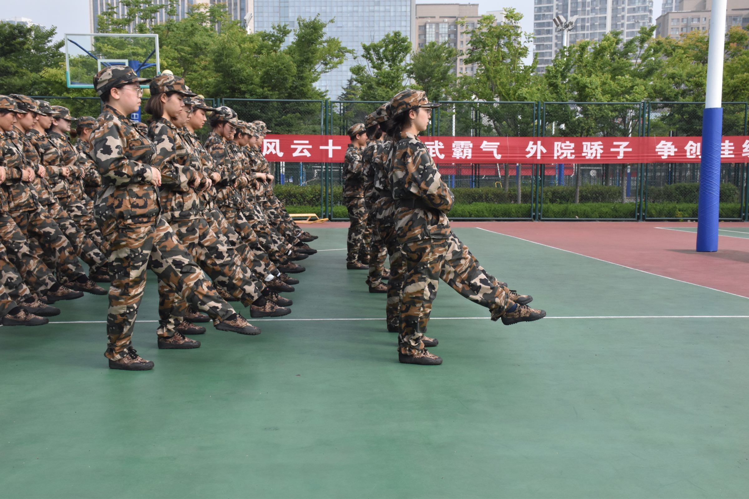 (学院领导看望学生  李雅如摄)     7月9日上午,外国语学院张炜书记到
